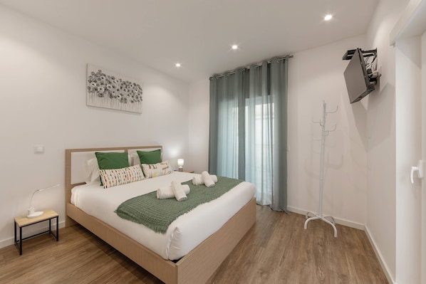 3 slaapkamers, een strijkplank/strijkijzer, gratis wifi, beddengoed