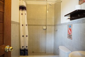 Basic Twin Room, Pool View | Bathroom | Shower, towels, soap, toilet paper - Akumal Mancora (Mancora)