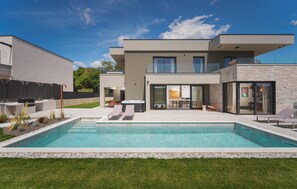 Pool - Awesome home in Funtana (Funtana)