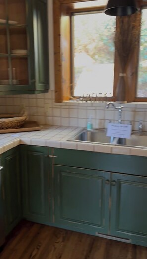 Private kitchen - Cashiers, Trillium Lake Glenville Mountain Home 2 bedroom plus kids bunk room (Cashiers)