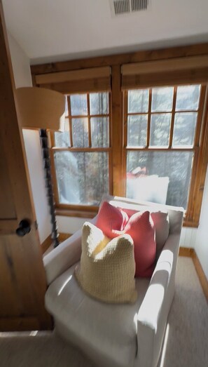 Living area - Cashiers, Trillium Lake Glenville Mountain Home 2 bedroom plus kids bunk room (Cashiers)