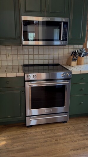 Private kitchen - Cashiers, Trillium Lake Glenville Mountain Home 2 bedroom plus kids bunk room (Cashiers)