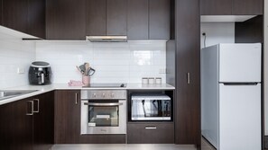 Fridge, microwave, oven, stovetop - Fazzy's Beachfront Haven - Capel Sound (Capel Sound)