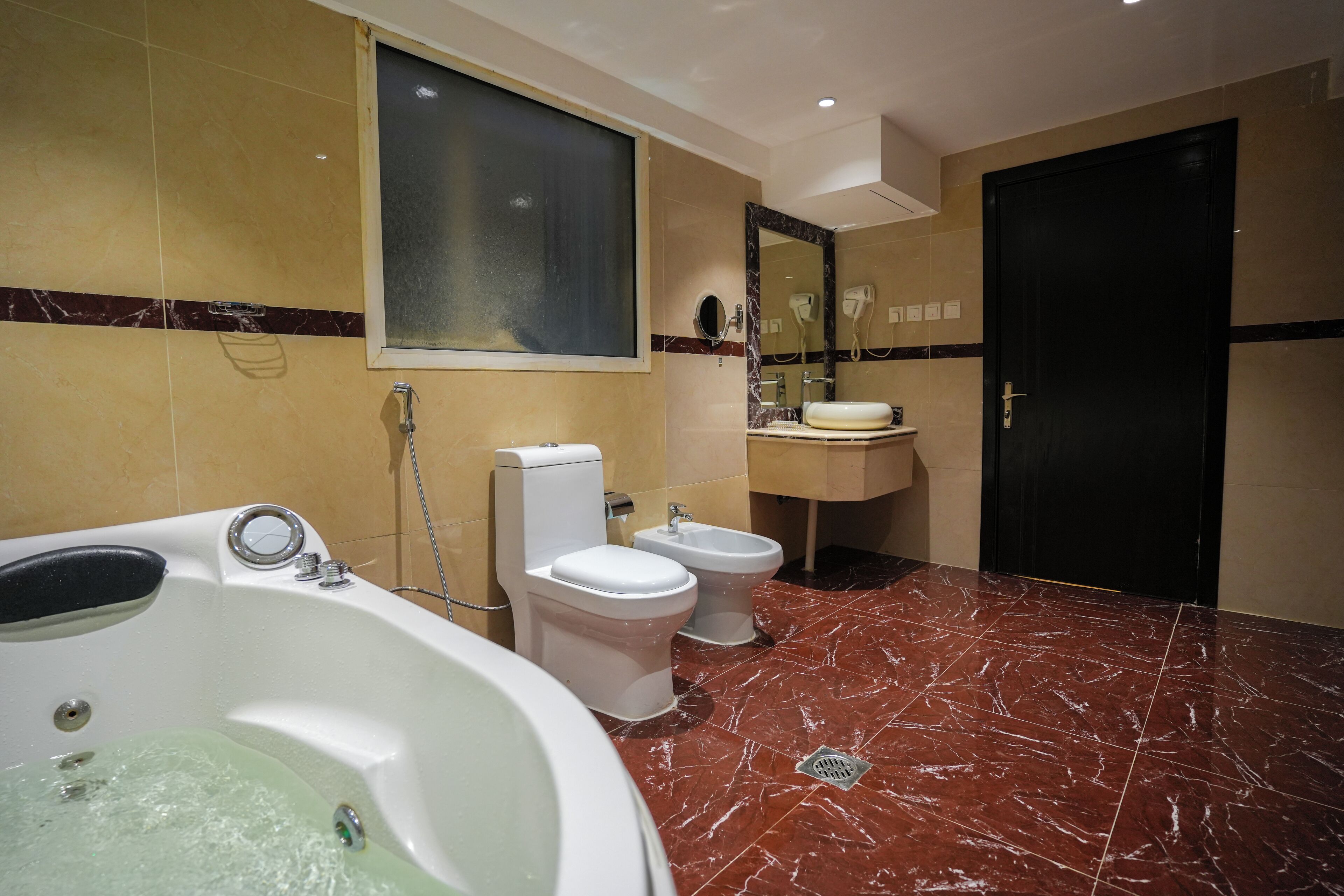 Junior suite | Badkamer | Een haardroger, pantoffels, handdoeken, zeep