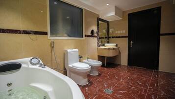 Junior suite | Badkamer | Een haardroger, pantoffels, handdoeken, zeep