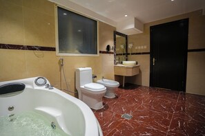 Suite Junior | Salle de bain | Sèche-cheveux, chaussons, serviettes fournies, savon