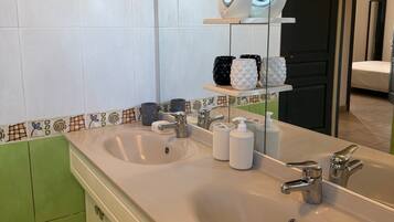 Dusche, Haartrockner, Handtücher, Seife