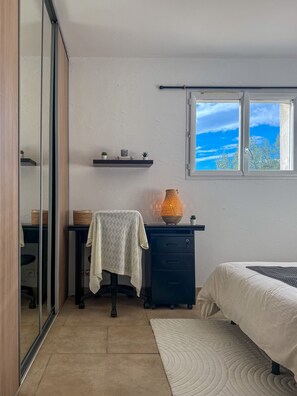 3 habitaciones, tabla de planchar con plancha, wifi y ropa de cama 
