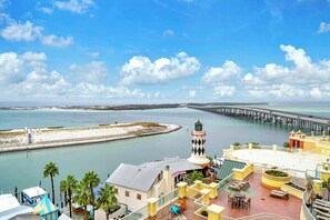 Terrace/patio - Emerald Grande Corner ⭐️⭐️~ Unit 405 😎☀️~ Beach Serv Incl🏝️⛱️~ EV Chargers🔌🔋 (Destin)