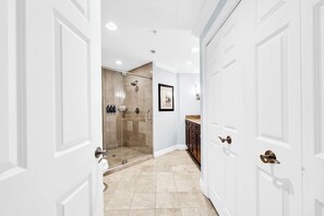 Shower, hair dryer, towels, soap - Emerald Grande Corner ⭐️⭐️~ Unit 405 😎☀️~ Beach Serv Incl🏝️⛱️~ EV Chargers🔌🔋 (Destin)