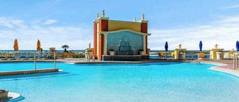 Alberca techada y alberca al aire libre