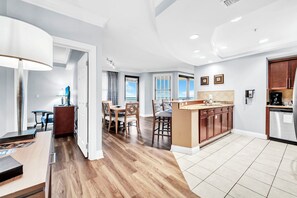 Dining - Emerald Grande Corner ⭐️⭐️~ Unit 405 😎☀️~ Beach Serv Incl🏝️⛱️~ EV Chargers🔌🔋 (Destin)