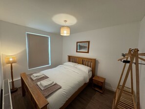 Tabla de planchar con plancha, wifi y ropa de cama 