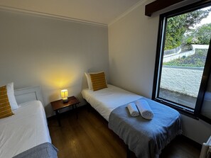 Casa Deluxe, baño en la habitación, vista al océano (Machico View) | Espacio para trabajar con laptop, cortinas blackout y insonorización 