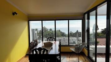 Comfort Room, Ocean View | Living area