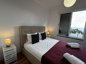 Laptop workspace, blackout curtains, soundproofing, iron/ironing board - Machico View (Machico)