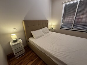 غرفة مريحة - بمنظر للمحيط | مساحة عمل للكمبيوتر المحمول وستائر تعتيم وتجهيزات عازلة للصوت