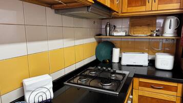 Stort kylskÄp, mikrovÄgsugn, ugn och spishÀll