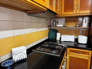Full-sized fridge, microwave, oven, stovetop - Machico View (Machico)