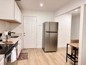 Microwave, oven, stovetop, dishwasher - EaDo Escape_Lovely 3-bedroom (Houston)