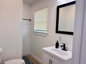 Shower, hair dryer, towels, soap - EaDo Escape_Lovely 3-bedroom (Houston)