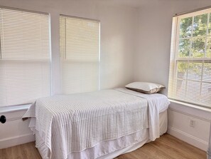 3 bedrooms, iron/ironing board, free WiFi, bed sheets - EaDo Escape_Lovely 3-bedroom (Houston)