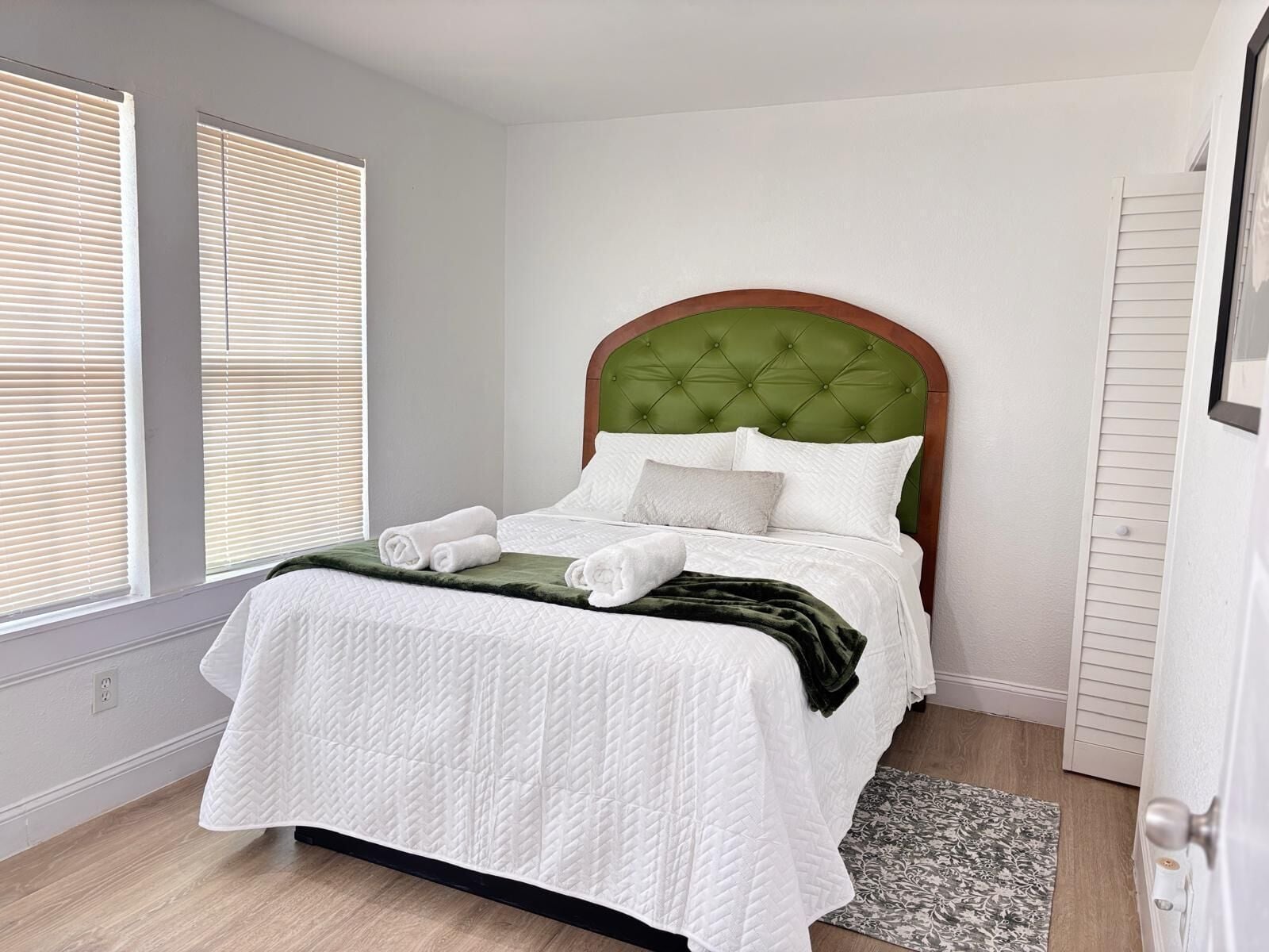 3 soverom, strykejern/-brett, internettilgang og sengetøy