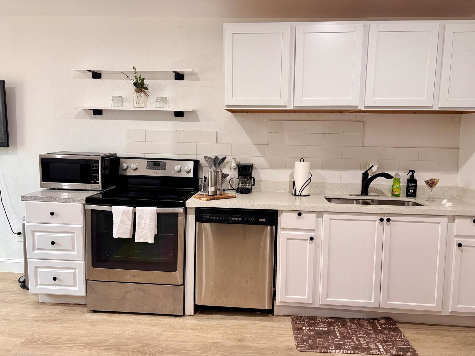 Microondas, horno, parrilla de estufa y lavavajillas 