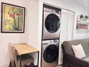 Interior - EaDo Escape_Lovely 3-bedroom (Houston)