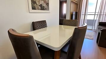 Basic Apartment | Dining
