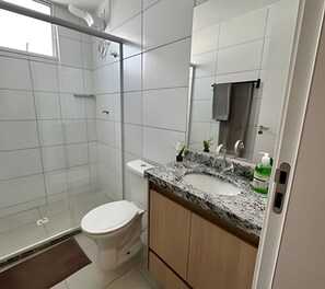 Apartamento básico | Baño | Ducha, cabezal de ducha tipo lluvia, toallas y jabón