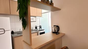 Apartamento básico | Cozinha privada | Geladeira, micro-ondas, fogão, cooktop