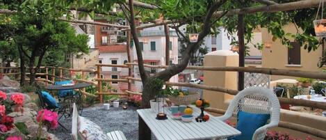 屋外ダイニングエリア