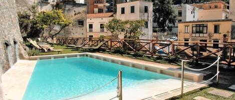 Utendørsbasseng og et oppvarmet basseng