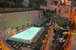 Una piscina al aire libre, una piscina climatizada