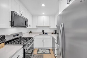 Private kitchen - Tranquil Oasis Duplex/5Baths/Sleeps 15 (Reno)