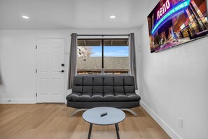 TV, offices - Tranquil Oasis Duplex/5Baths/Sleeps 15 (Reno)