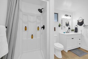 Shower - Tranquil Oasis Duplex/5Baths/Sleeps 15 (Reno)