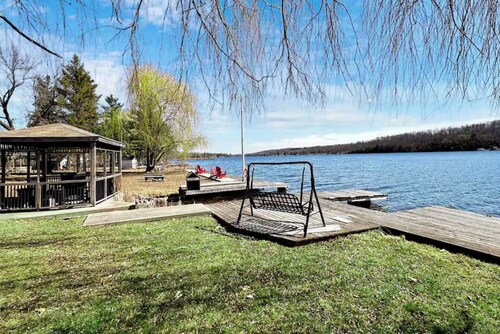 Beautiful cottage on the Trent River, just an 8-minute drive from Hastings.