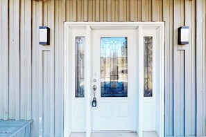 Exterior detail - Beautiful cottage on the Trent River, just an 8-minute drive from Hastings. (Hasting)