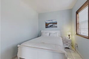 6 bedrooms, iron/ironing board, WiFi, bed sheets - Beautiful cottage on the Trent River, just an 8-minute drive from Hastings. (Hasting)