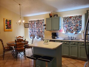 Private kitchen - 3 Bedroom Charming home in Gated a Community (Albuquerque)
