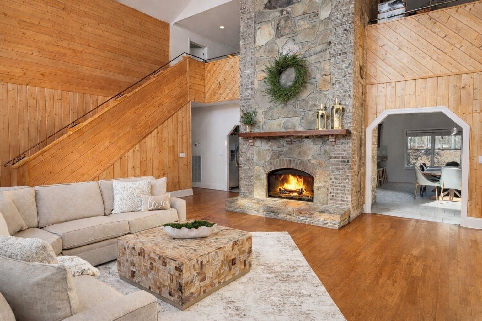 Smart-tv, een open haard, boeken en een stereo