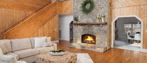 Smart-tv, een open haard, boeken en een stereo