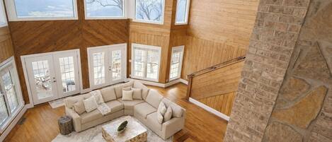 Smart TV, fireplace, books, stereo