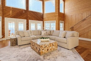 TV connectée, cheminée, livres, chaîne hi-fi