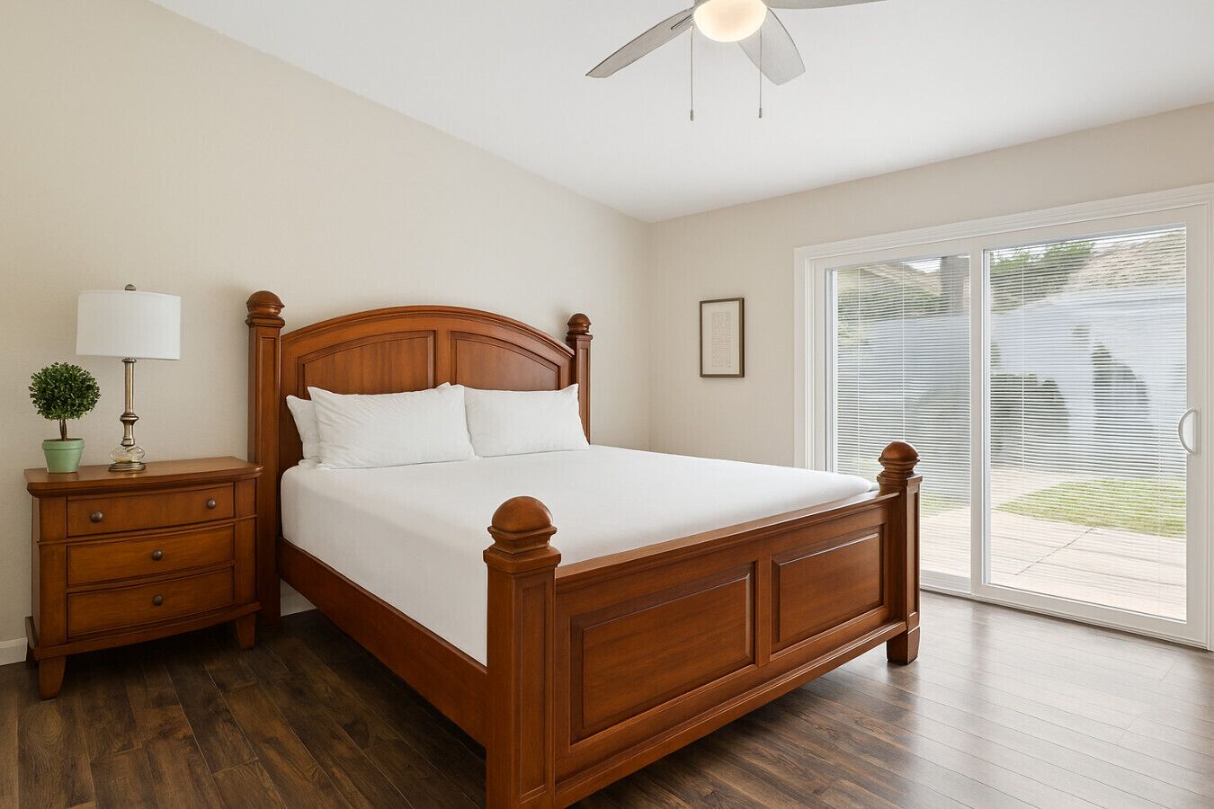 Skrivebord, strykejern/-brett, reiseseng for barn og wi-fi