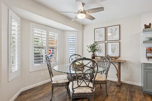 Dining - The Mesa Comfort Hideaway (Mesa)