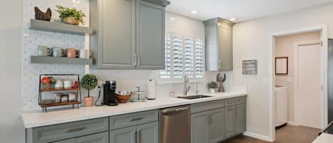 Fridge, oven, stovetop, dishwasher