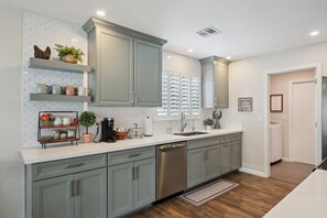 Fridge, oven, stovetop, dishwasher - The Mesa Comfort Hideaway (Mesa)